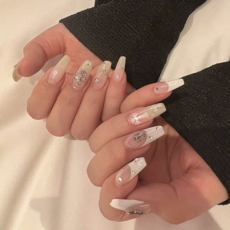 French-nails-Chrome-hearts.webp